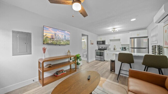 Building Photo - 1007 E Comanche Ave