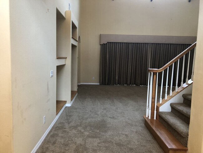 Building Photo - Seven Oaks 6 BR PLUS
