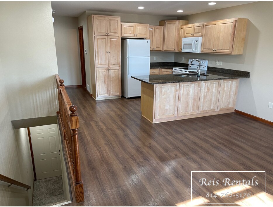 kitchen/living room - 621 N Court St