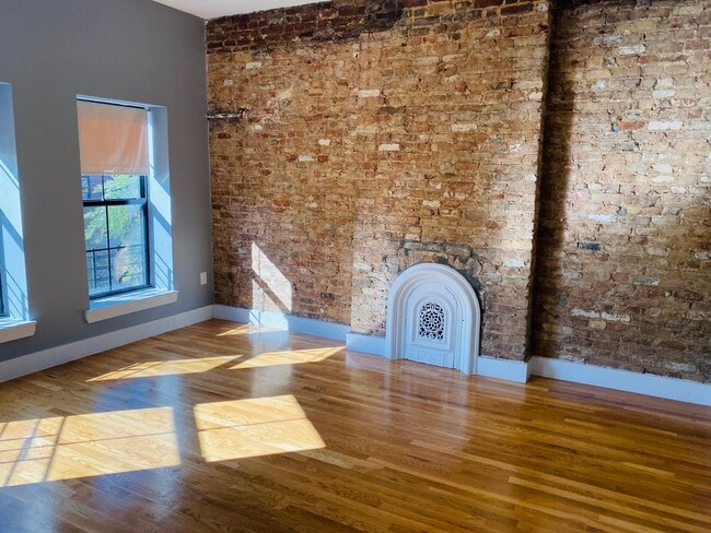 MASTER BEDROOM - 2083 Pacific St