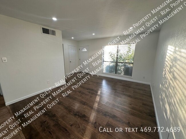 Foto del edificio - 5105 Sandalwood Ln