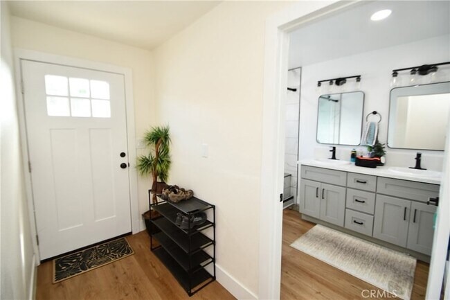 Foto del edificio - 4028 4026 W 160 Street Unit
