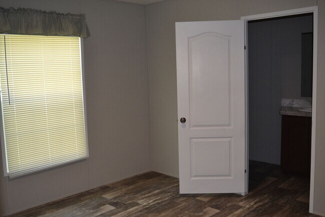 Foto del edificio - 100 Garlington Cir