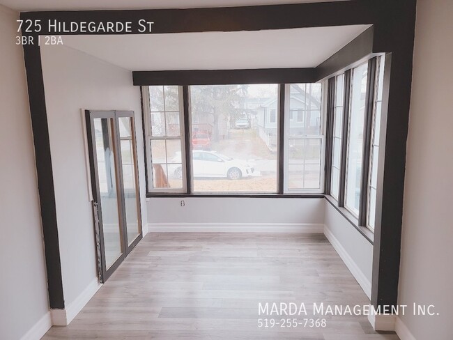 Building Photo - SPACIOUS SUN LIT 3 BED/1.5 CHARMING HOME! ...