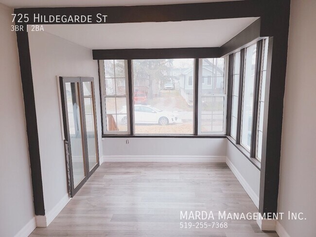 Photo du bâtiment - SPACIOUS SUN LIT 3 BED/1.5 CHARMING HOME! ...