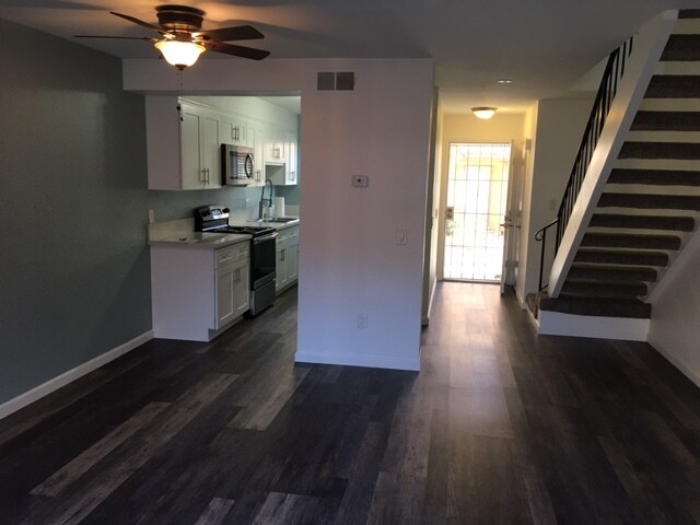 Plano abierto - Sala de estar Townhouse con piso de madera - 1517 Grandon Ave