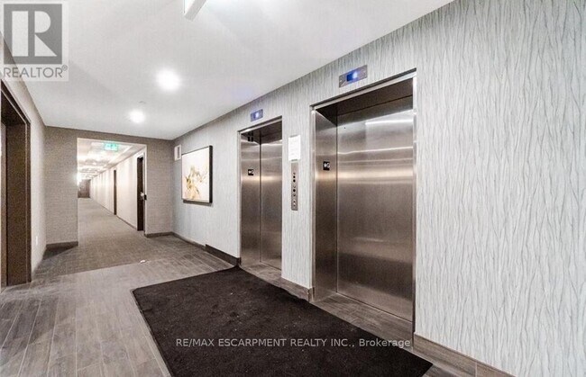 Building Photo - 450 Dundas St E