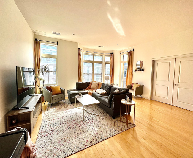 Spacious living room - 1209 N Charles St Apartment