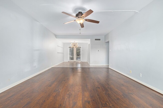 Building Photo - New Listing in Phoenix
