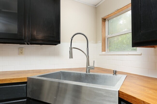 Building Photo - 4223 Carlsbad Dr