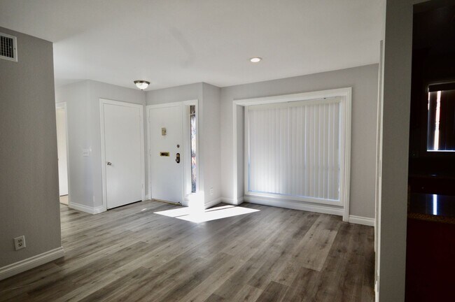 Foto del edificio - 3 Bedroom Garden Grove Home