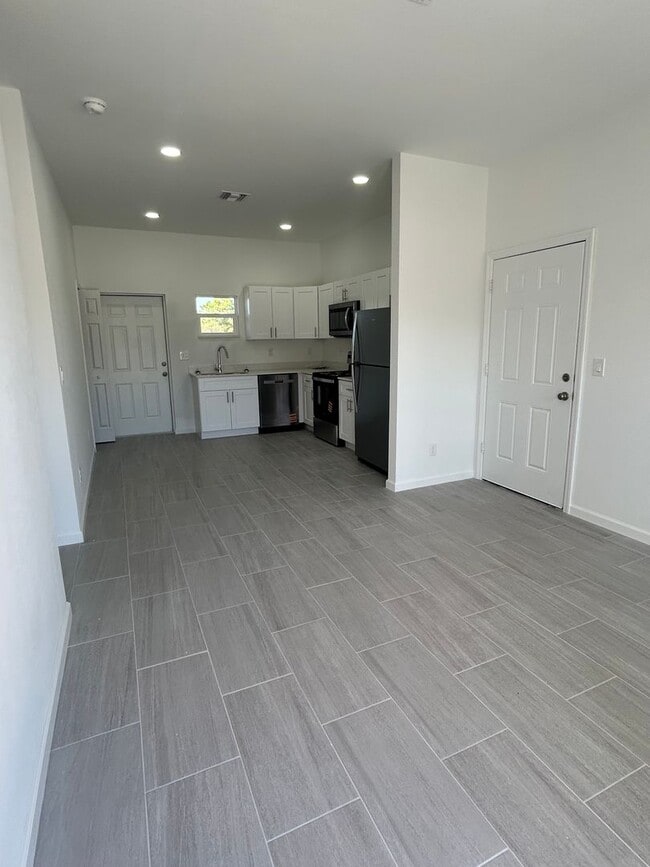 Building Photo - Brand-New Modern 2BR/2BA Home with Garage- In Serene Lake Placid Location