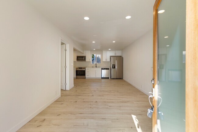 Foto del edificio - Newly Renovated 1 Bedroom in Quiet Pinehur...