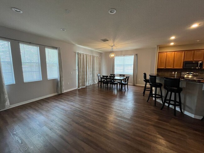 Foto del edificio - Lake Nona - Four bedroom, 3 full bath home...