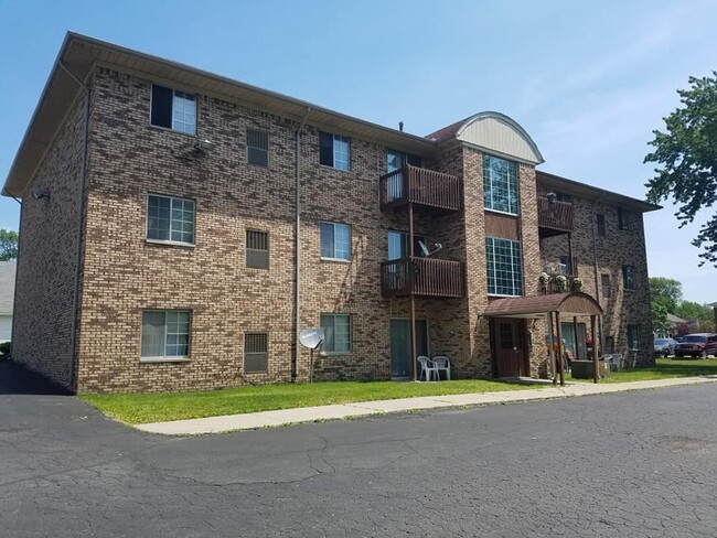 Building Photo - 22137 Huron River Dr