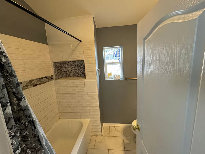 Building Photo - This Charming 2 Bedroom/ 1 Full Bathroom C...