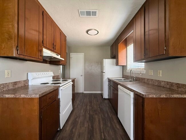 Building Photo - 1411 Lazy Brook