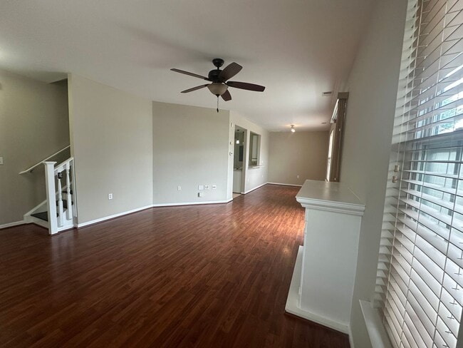 Building Photo - Beautiful townhouse style condo in Ridgely Manor - App Pending!