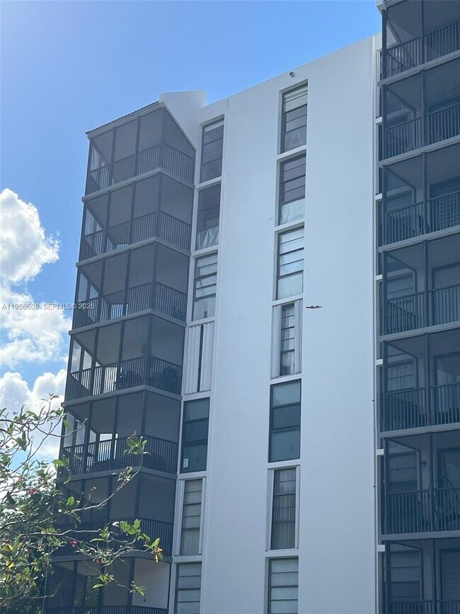 Foto del edificio - 3301 N Country Club Dr