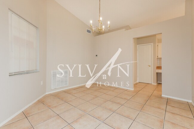 Foto del edificio - This highly desirable 3 bedroom, 2 bathroo...