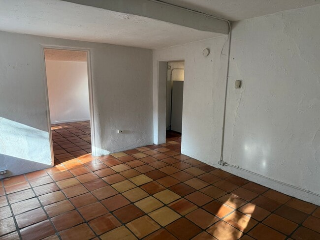 Building Photo - 949 Agua Fria St