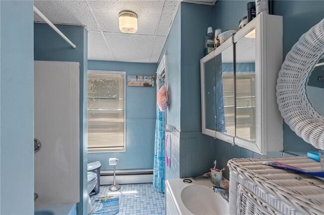 Building Photo - 528 Lonsdale Ave