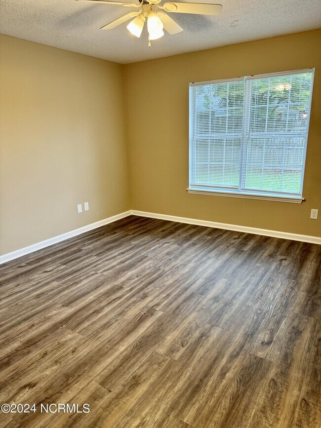 Building Photo - 2705 Bluff View Dr