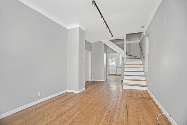 Building Photo - 1935 N Damen Ave