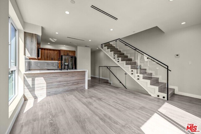 Foto del edificio - 1305 N Sycamore Ave