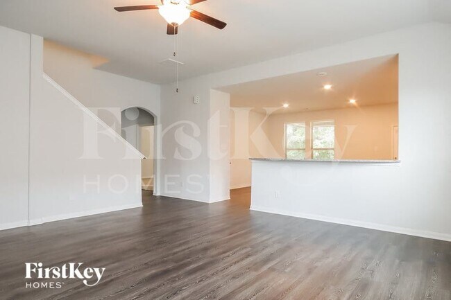 Building Photo - 119 Lakeway Circle