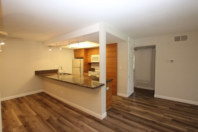 Foto del edificio - Light and bright 2 bedroom 2 bathroom condo available April 25, 2025