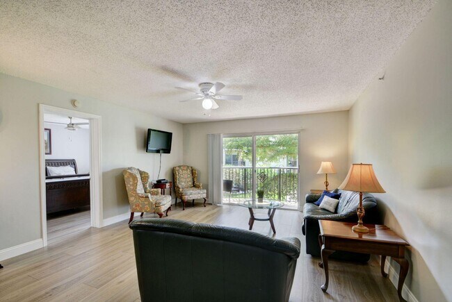 Building Photo - 300 Crestwood Ct N