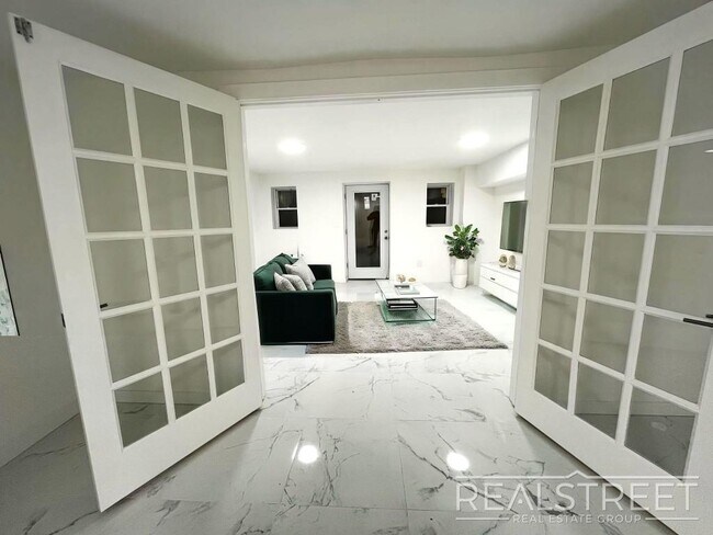 Foto del edificio - Massive 3BD/3BA Renovated Duplex with Home...