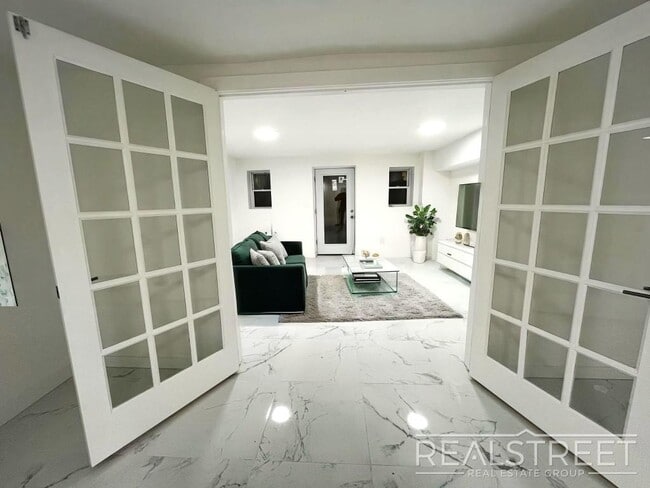 Building Photo - Massive 3BD/3BA Renovated Duplex with Home...