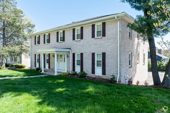 Building Photo - Evergreen Place