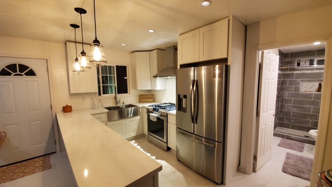 Cocina recientemente remodelada - 2240 Raymond Ln