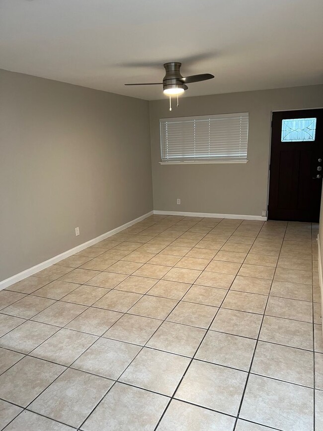 Building Photo - 2 story 2 Bed 1 Bath - 2 Parking - Water Paid