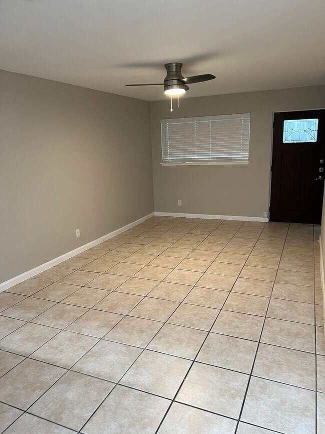 Building Photo - Available NOW  - 2 story 2 Bed 1 Bath - 2 ...