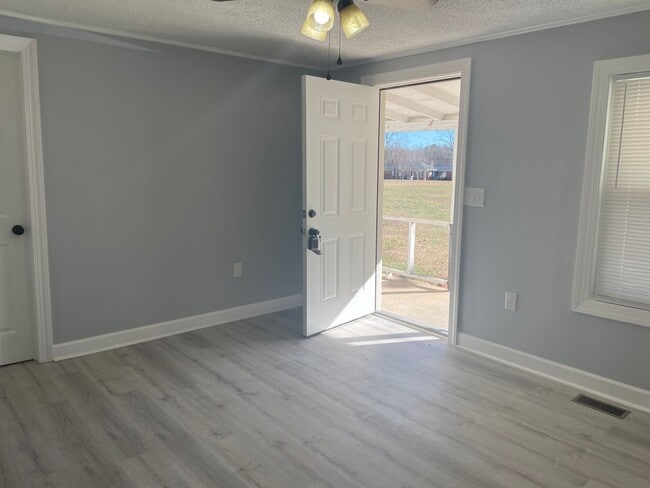 Building Photo - 2 Bed, 2 Bath newly renovated home located...