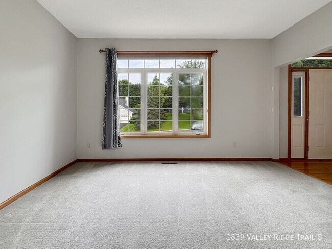 Foto del edificio - 1839 Valley Ridge Trail S