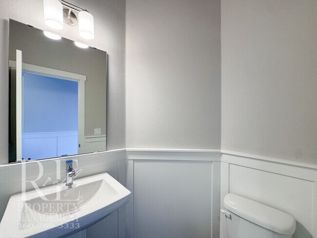 Foto del edificio - Modern 3-Story Bremerton Home with Water Views on Every Level