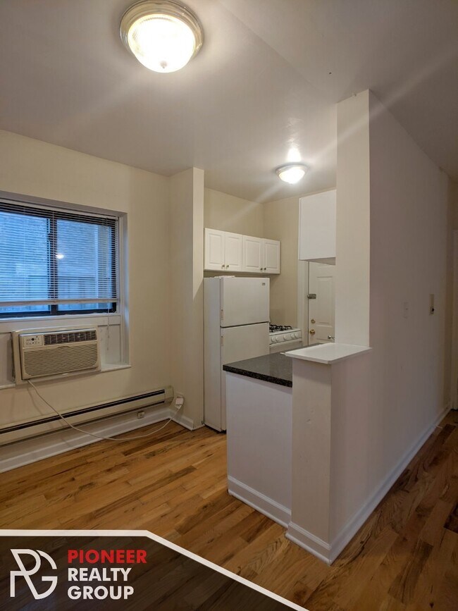 Foto del edificio - 3721 N Pine Grove Ave