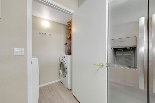 Foto del edificio - Bright Ground-Floor Condo in Gated Traverse Point with Pool & Spa Amenities