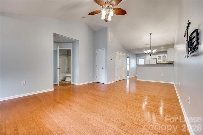Foto del edificio - 2052 Shady Pond Dr
