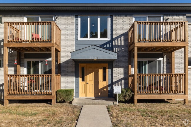 Building Photo - Crescent Manor