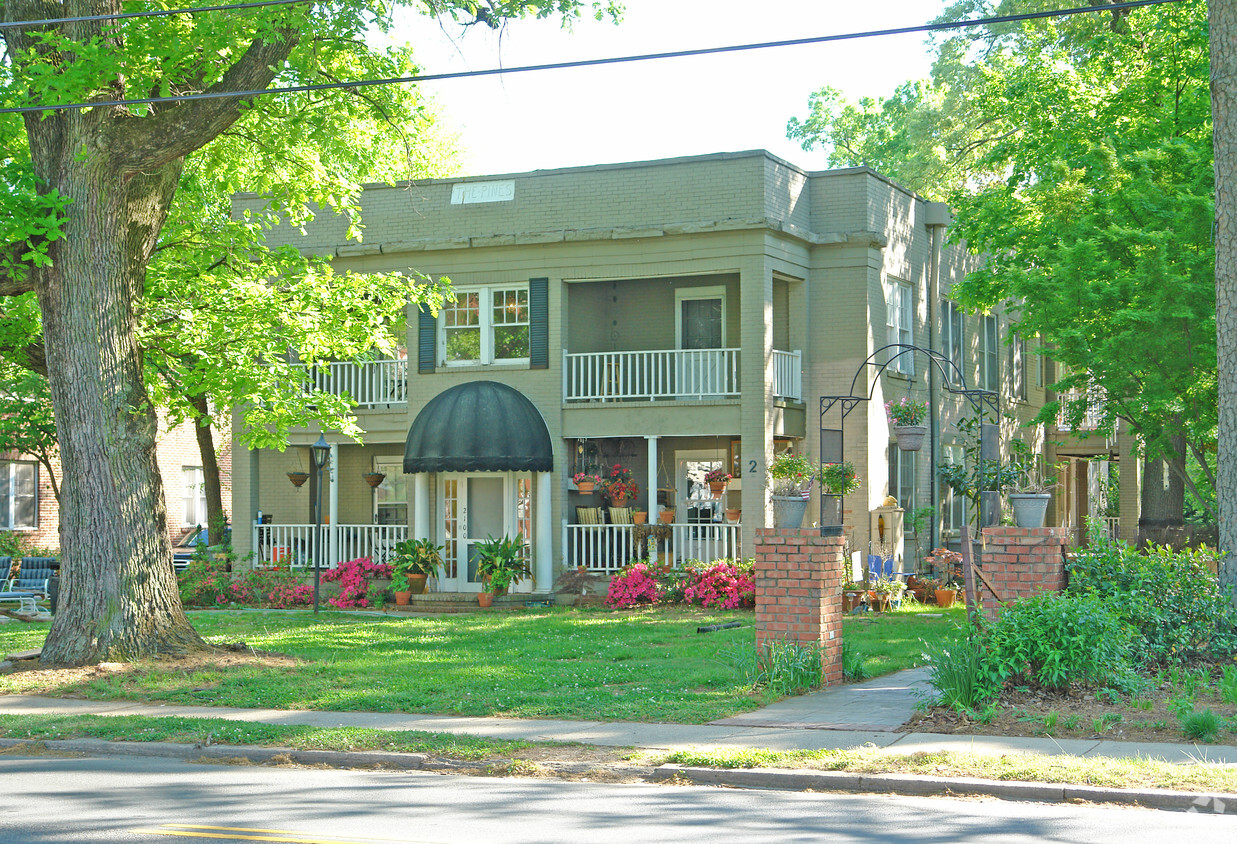 Building Photo - 2100 E 7th St