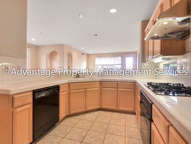 Building Photo - 4 bed/3.5 bath 2,454 sq ft Home in Desirab...