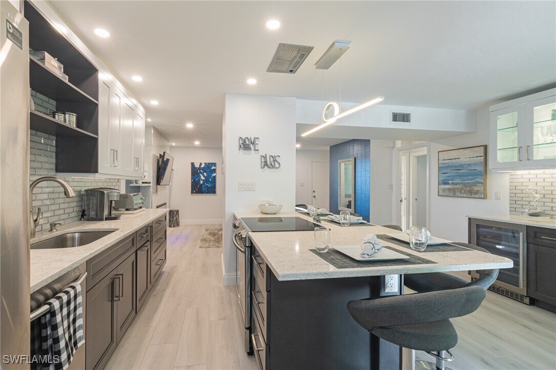 Foto principal - 788 Park Shore Dr