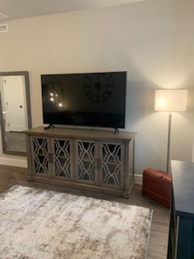 Building Photo - NEW FURNISHED ONE BED IN ANNAFELD