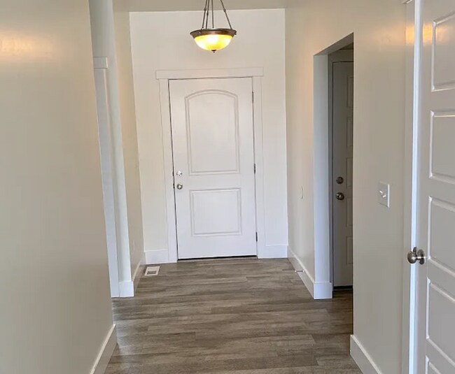 Foto del edificio - For Rent in Pleasant Grove – 6-Bedroom Bea...